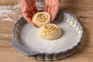 Teigschnecken in eine eingefettete Auflaufform geben