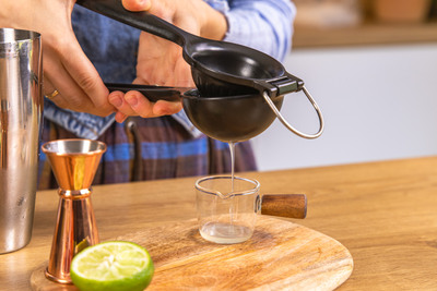 Limettensaft auspressen
