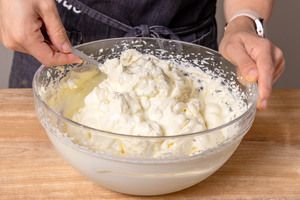 Creme mit Löffel vermengen