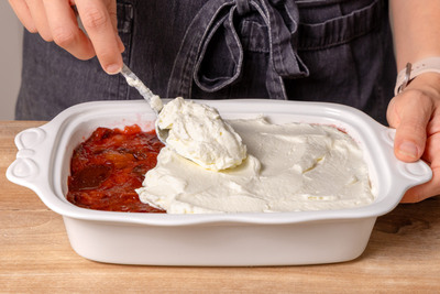 Creme auf Kompott verteilen