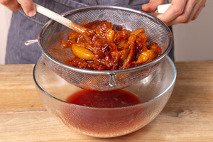 Zwetschgenkompott sieben und Saft auffangen